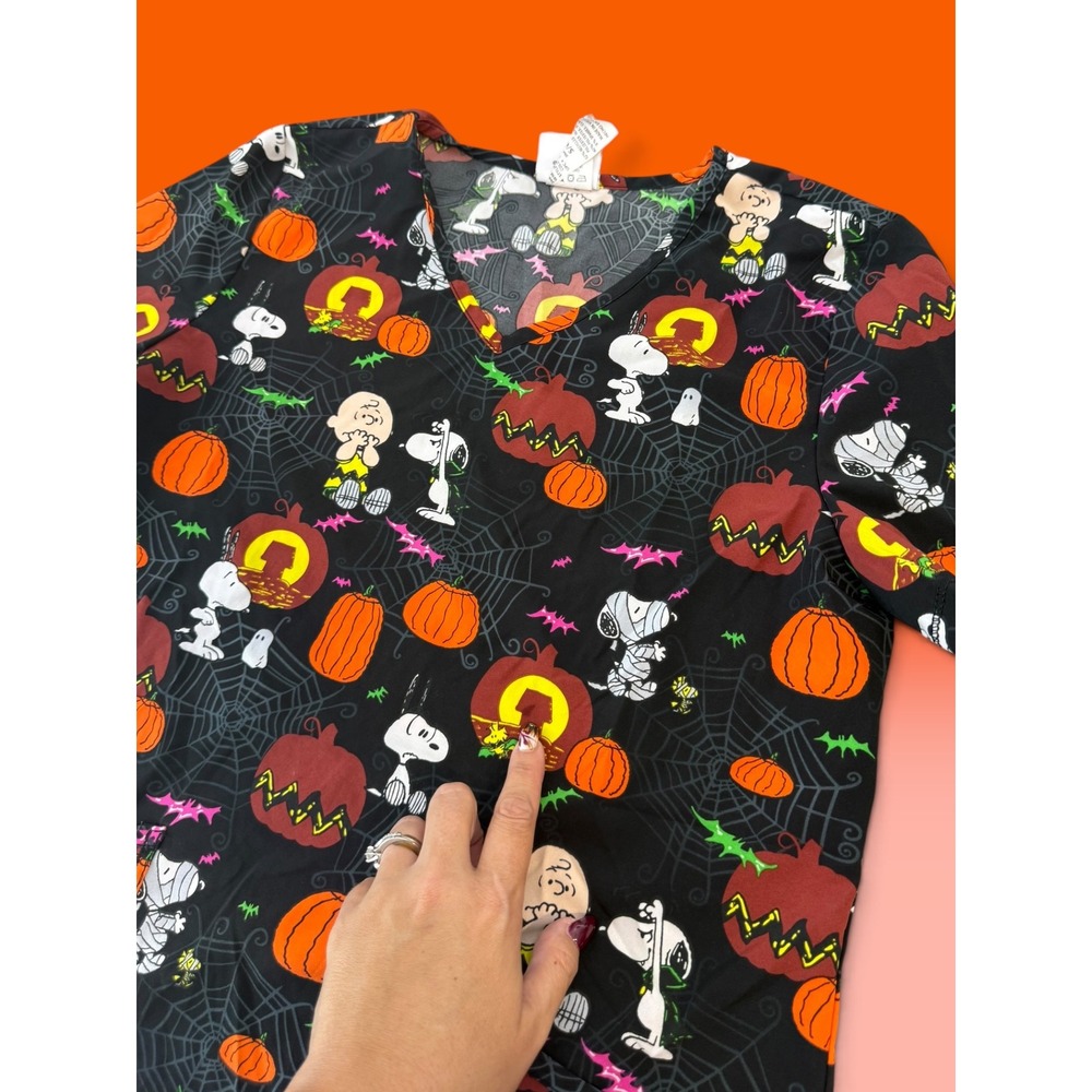 Peanuts Halloween Scrub Top Snoopy Charlie Brown Pumpkins Black V-Neck Small - Picture 2 of 8